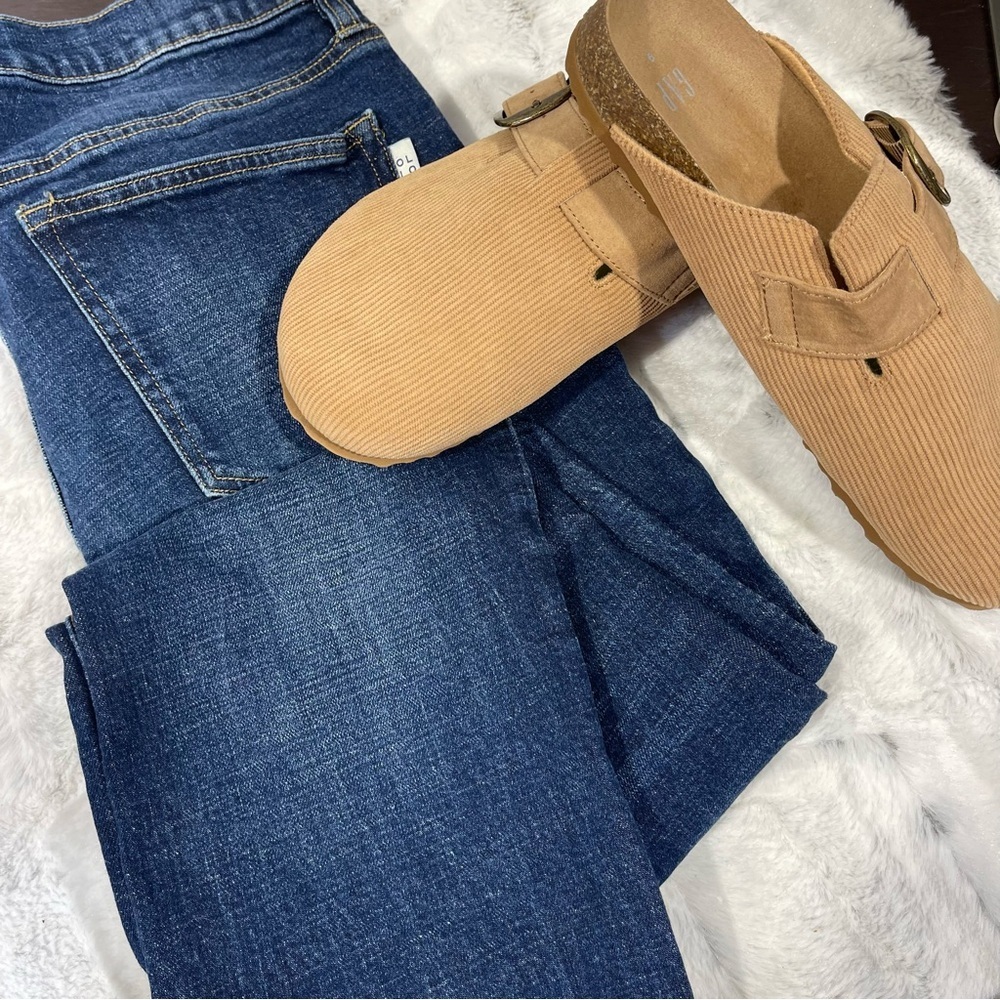GAP Tan Corduroy Loafers clogs women’s size 9